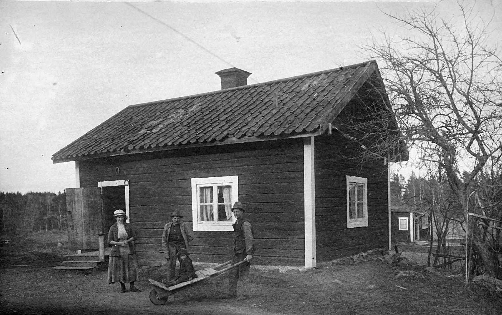 Uthyres- bostadshus med gedigen historia och tillhörande verkstad på Fyndevägen 28 och 30